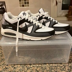 Mens Nike Air Max sneakers size 9.Black/white/gray.